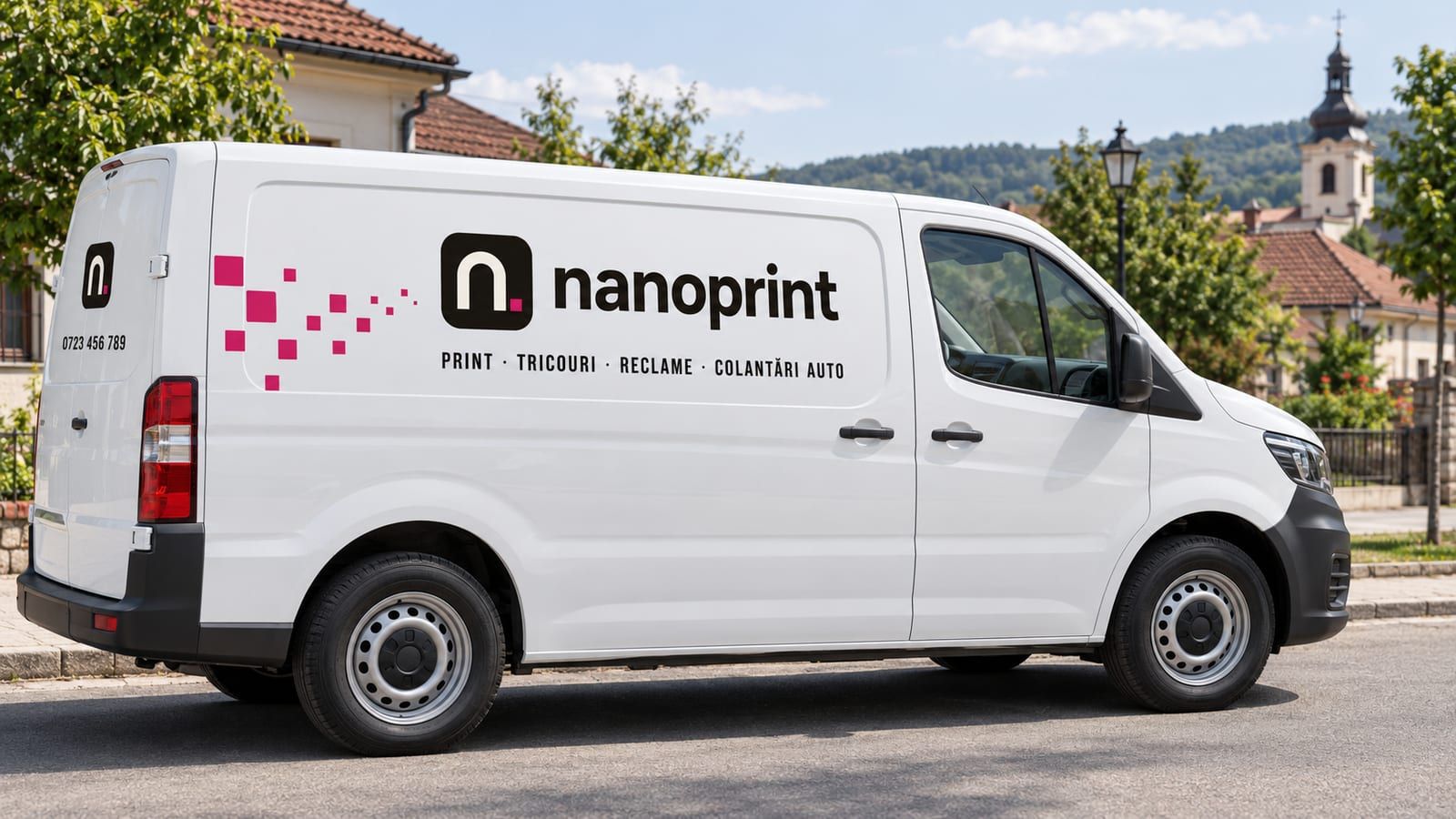 Dubă albă personalizată cu folie nanoPrint, parcată pe o stradă din oraș